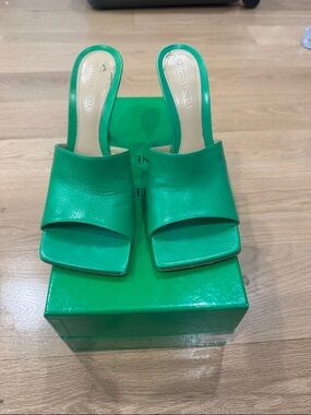 Bottega Veneta Vibrant Green Leather Square-Toe Slide Mules